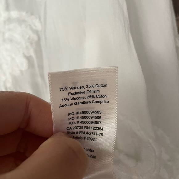 ❣️SOLD❣️ ARITZIA WILFRED | White Cropped Sheer Blouse with Textured Leaves - Picture 3 of 3